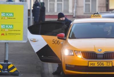 В Москве таксист ограбил клиента почти на 100 тысяч рублей