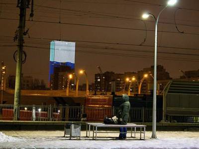 Мертвого парня нашли на лавочке ж/д платформы в Москве