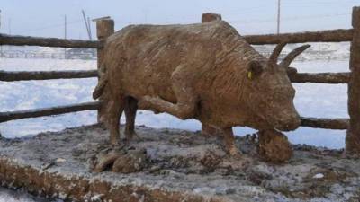 Пускает пар из ноздрей: якутский скульптор слепил из навоза быка – символ 2021 года