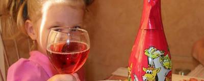 Эксперты рассказали, что детское шампанское может вызвать алкоголизм и ожирение