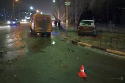 В Волжском маршрутка спровоцировала ДТП, пострадали 2 пассажирки