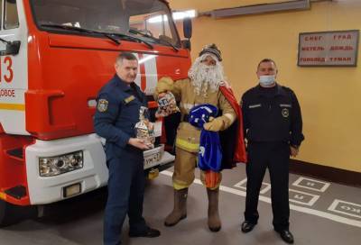 Пожарный Дед Мороз поздравил школьников Ленобласти