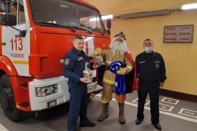 Дед Мороз в пожарной каске поздравил школьников Ленобласти