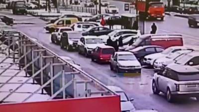 Видео: злоумышленники угнали микроавтобус у пенсионера в Кировском районе