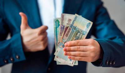 Россияне начали чаще тратить первую зарплату на учебу