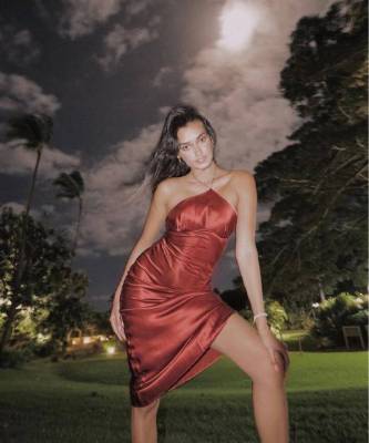 Платье-комбинация на голое тело и ничего больше: Жизель Оливейра встречает Новый год на Гавайях