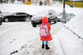 В Вологде маленькую девочку высадили из автобуса на мороз