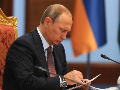 Путин подписал закон о госрегулировании цен на социально значимые продукты