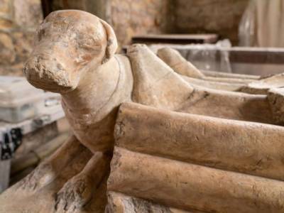 Средневековая скульптура была спрятана под органом английской церкви