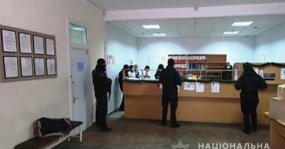 В Одессе спецназ ворвался в медцентр: работники выписывали незаконные рецепты на наркотические лекарства (видео)