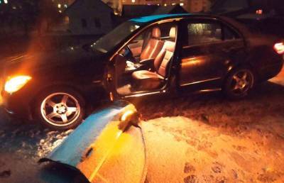 Легковушка в заносе врезалась в автомобиль на обочине и насмерть сбила водителя под Могилевом