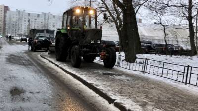 Трактор ушел под лед на Патриарших прудах в Москве