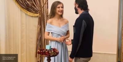 Фэшн-блогер назвала свадебное платье Арзамасовой "нарядом выпускниц прошлого века"