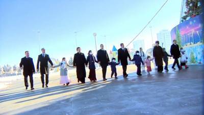 Вслед за Бердымухамедовым главную елку Туркменистана посетили чиновники с детьми