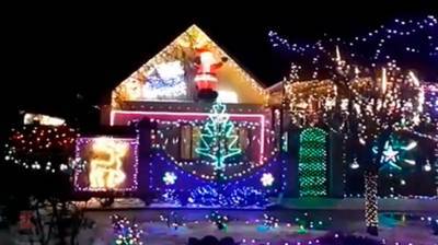 Сверкает получше елки: мужчина невероятно украсил свой дом к Новому году (Видео)