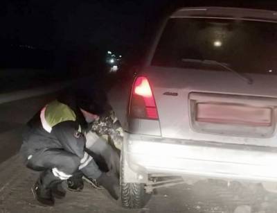В Кузбассе инспекторы ДПС пришли на помощь водителю иномарки