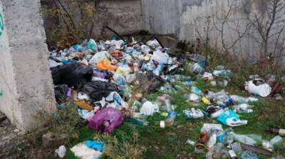 Берега Черного моря в оккупированном Крыму покрыты кучами мусора