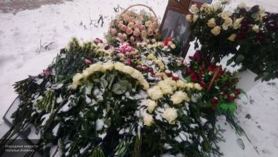 Поклонники Галины Волчек усыпали ее могилу красными и желтыми розами