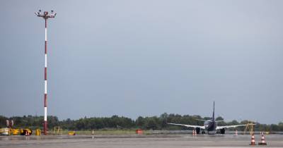 Борт авиакомпании "РусЛайн" готовится к аварийной посадке в Храброво