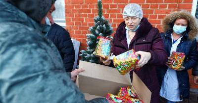 Депутат Госдумы Ярошук сделал новогодние подарки калининградским медикам из "красной зоны"