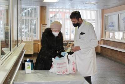 Волонтеры из Первомайского района доставляют лекарства больным COVID-19