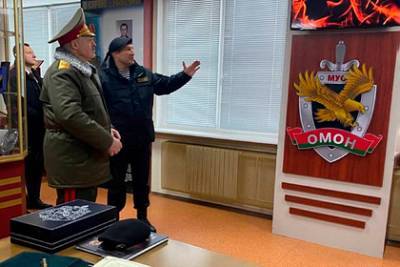 Белорусский ОМОН подарил Лукашенко черный берет