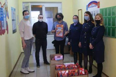 Сотрудники Тверского СК поздравили ребят из детского дома с Новым годом