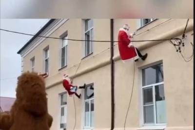 В Тимашевске десант Дедов Морозов поздравил детей в больнице