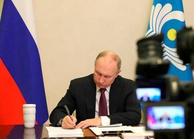 Путин подписал закон о штрафах за хамство чиновников
