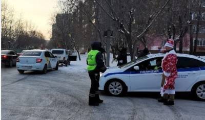 Инспекторы ГИБДД оштрафовали Деда Мороза на улице Щорса в Тюмени
