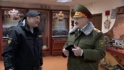 Минские омоновцы вручили Лукашенко черный берет