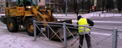 С последствиями ледяного дождя в Петербурге борются 900 спецмашин