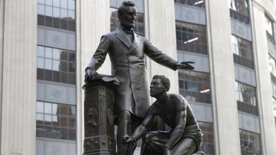 В Бостоне демонтировали памятник Аврааму Линкольну