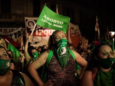 В Аргентине легализовано право женщин на аборт на сроке до 14 недель