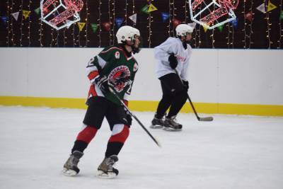 На базе отдыха "Привал" проходит Рождественский турнир по хоккею