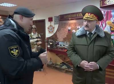 Александру Лукашенко вручили черный берет ОМОНовца «за особые заслуги»
