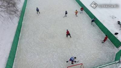 Хоккеистам из Чердаклов подарили новый спортинвентарь