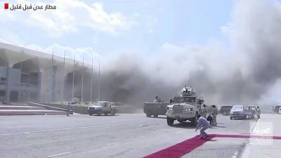 Мощный взрыв прогремел в аэропорту Адена в момент прибытия правительства