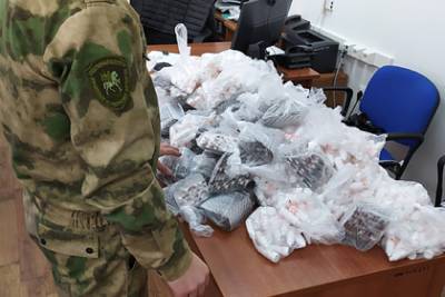 Банду из российских полицейских задержали с наркотиками и гранатами
