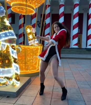 Одесситка в новогоднем костюме станцевала яркий тверк у елки на Думской площади (видео)