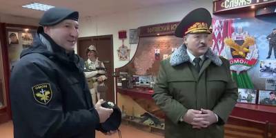 Белорусский ОМОН наградил Лукашенко черным беретом "за особые заслуги"