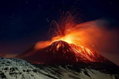 На Сицилии активировался вулкан Этна, выбрасывающий потоки лавы на 100 метров