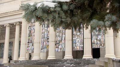 На фасаде Пушкинского музея появился баннер с фотографиями сотрудников