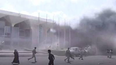 В аэропорту йеменского Адена произошла серия взрывов — видео