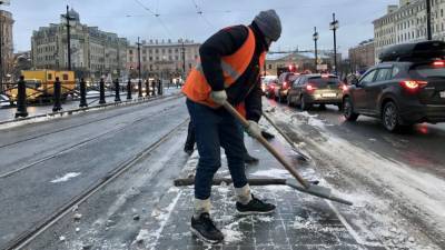 Более 1200 дорожников устраняют последствия ледяного дождя в Петербурге