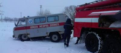 Житель Харьковщины оказался в огненной ловушке в доме, фото: прибыли спасатели и медики