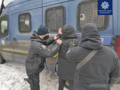 В Лисичанске задержали молодого парня с целым пакетом наркотиков