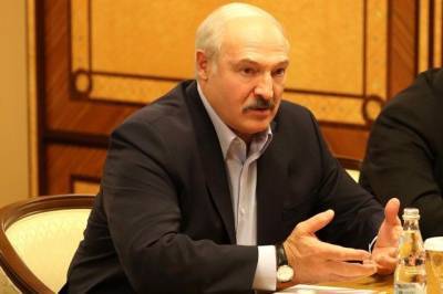 Белорусские омоновцы наградили Лукашенко чёрным беретом