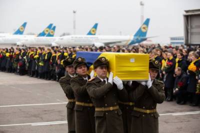 Погибшие в Иране украинские пилоты и проводники стали Героями Украины