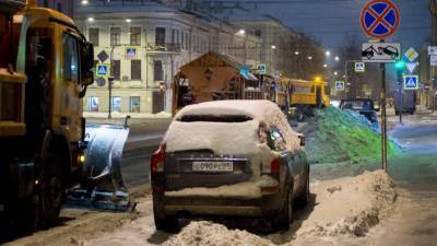 Свыше 900 уборочных машин ликвидируют последствия непогоды в Петербурге
